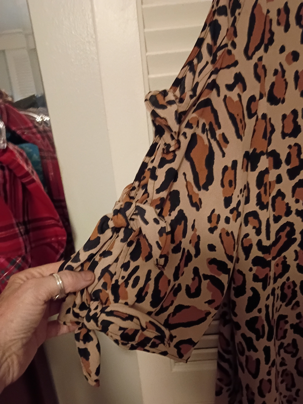 BOLD elements Leopard Cold-Shoulder Ruffle Top - Brown & Black - Picture 4 of 6
